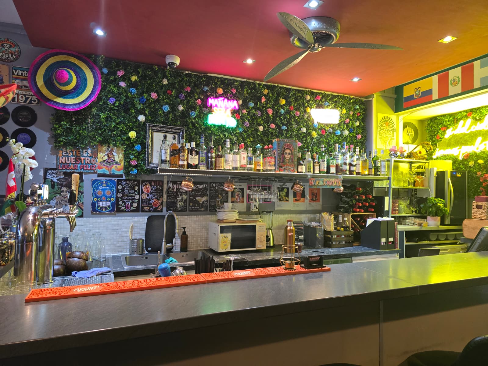 Bar à cocktails Hambre — mur de plantes, néon Mañana